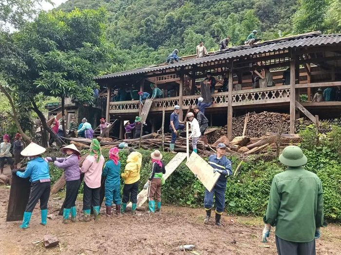 Dồn sức hỗ trợ nhân dân khắc phục hậu quả mưa lũ.