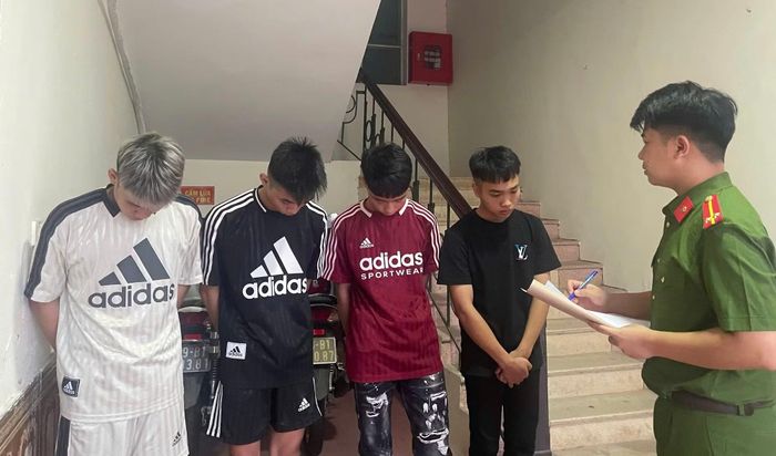 Lực lượng chức năng đang làm việc với các đối tượng tại Cơ quan Công an.