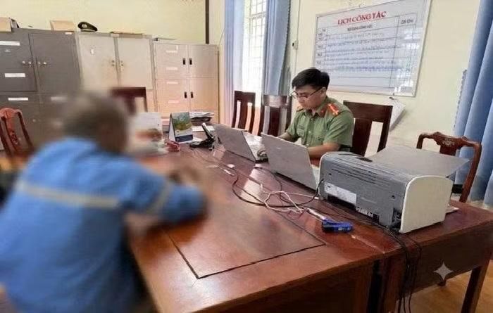 Công an làm việc với người tương tác với kênh chống phá.