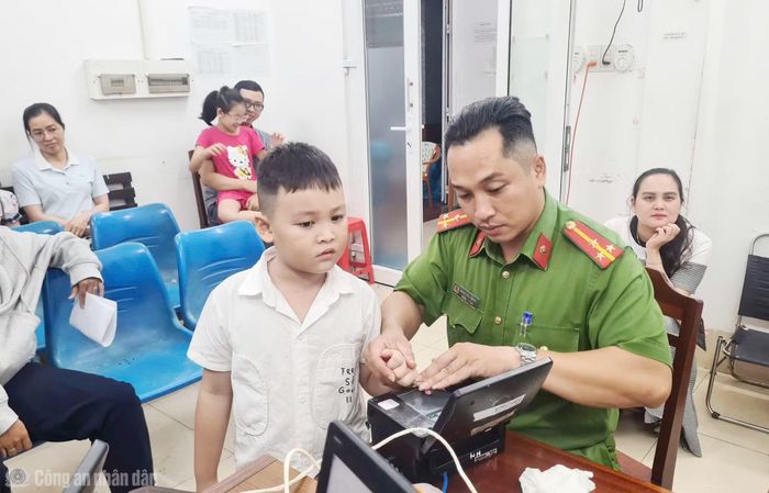 Thượng úy Phan Hoài Khang, cán bộ Công an phường Tân An (TP Cần Thơ) là người tiếp nhận vụ việc, giúp người dân nhanh chóng nhận lại số tiền hàng.