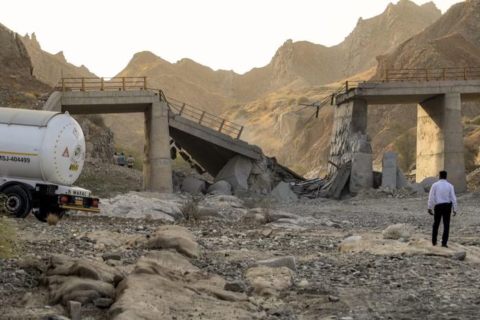 Một cây cầu nối Roudan và Bandar Abbas bị hư hại do các cuộc không kích ở miền nam Iran. Ảnh: Amir Hossein Khorgooei / ISNA/AFP/Getty Images.