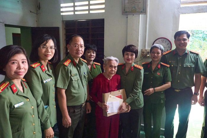 Đoàn công tác đến thăm hỏi, tặng quà tri ân Mẹ Việt Nam Anh hùng Ngô Thị Mừng tại xã Cửa Tùng.