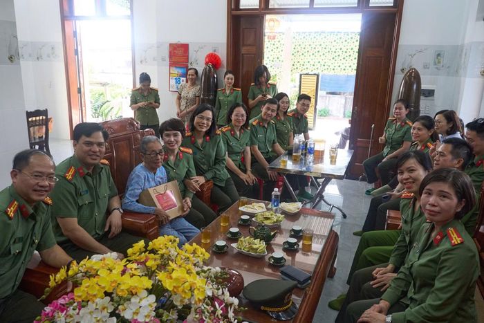 Đoàn công tác đến thăm hỏi, tặng quà tri ân Mẹ Việt Nam Anh hùng Trần Thị Liền tại xã Bến Hải.