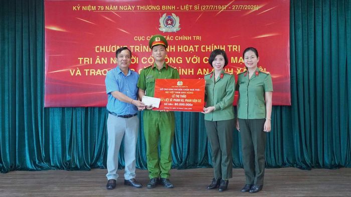 Đoàn công tác hỗ trợ kinh phí sửa chữa nhà thờ Mẹ Việt Nam Anh hùng Lê Thị Thảo; 2 liệt sĩ Phan Vụ và liệt sĩ Phan Văn Cú tại Bến Hải.