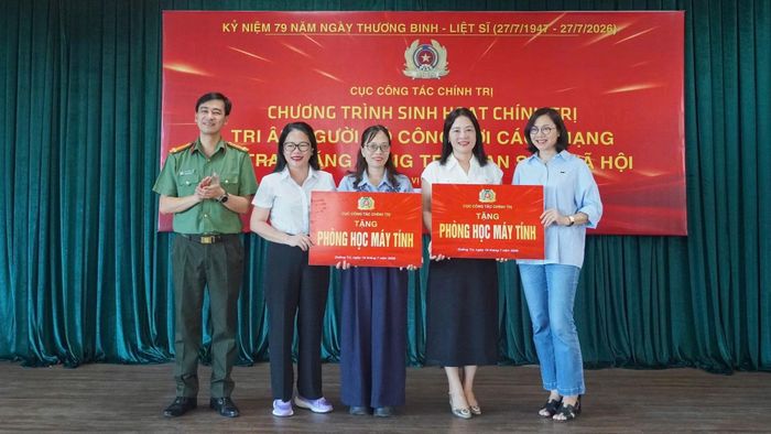 Đoàn công tác trao 2 phòng học máy tính tặng các trường học.