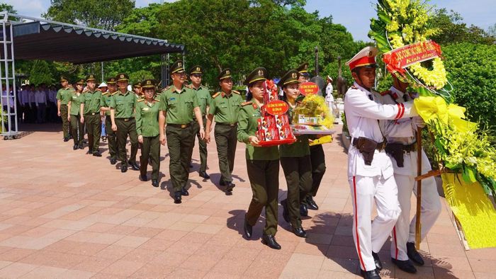 Thiếu tướng Phạm Kim Đĩnh cùng đoàn công tác dâng hương tưởng nhớ các Anh hùng liệt sĩ tại Nghĩa trang Quốc gia Đường 9.