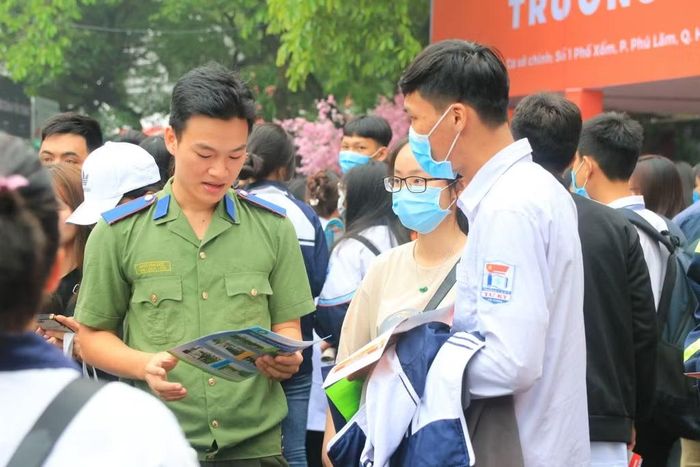 Học viên Trường Đại học PCCC chia sẻ với thí sinh các thông tin liên quan đến tuyển sinh hệ dân sự.