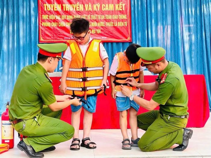 Công an xã tuyên truyền, trang bị kỹ năng phòng chống đuối nước dịp hè.