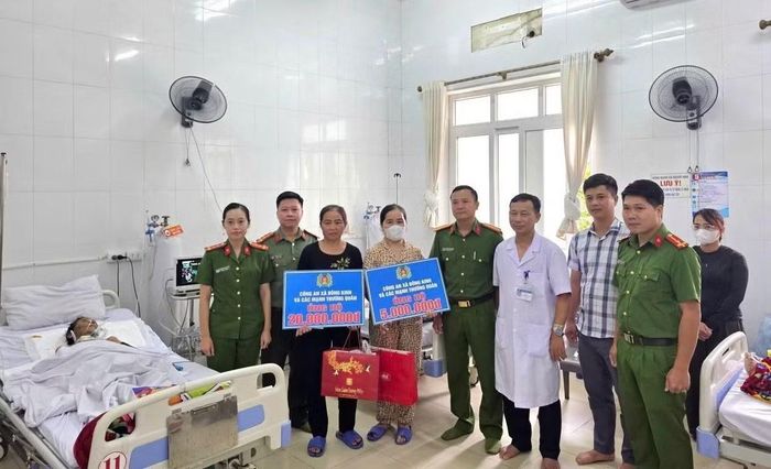 Công an xã Đông Kinh vào tận bệnh viện trao số tiền ủng hộ hai gia đình có hoàn cảnh khó khăn sau va chạm giao thông.