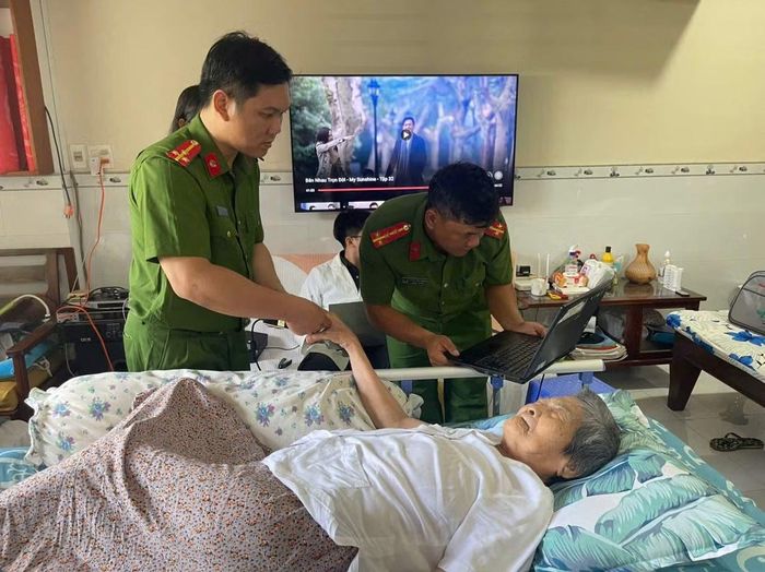 Công an Cần Thơ đến nhà lấy mẫu ADN thân nhân liệt sĩ chưa xác định danh tính.