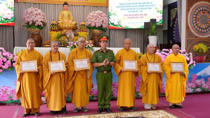 Đại tá Trần Văn Tròn, Phó Giám đốc Công an tỉnh Đồng Tháp trao giấy khen tặng các 19 tập thể, cá nhân có thành tích xuất sắc.