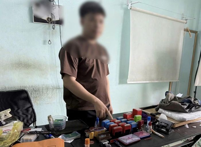 Đối tượng cùng công cụ và con dấu sử dụng làm giấy tờ giả bị Công an phát hiện.