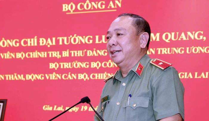 Thiếu tướng Lê Quang Nhân, Giám đốc Công an tỉnh Gia Lai, báo cáo khái quát tình hình, kết quả các mặt công tác của lực lượng Công an tỉnh trong 6 tháng đầu năm 2026.