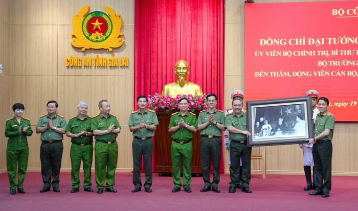 Bộ trưởng Lương Tam Quang trao bức ảnh chụp năm 1966, Bác Hồ căn dặn các chiến sĩ Công an tại Đại hội thi đua Vì an ninh Tổ quốc lần thứ nhất tặng Công an tỉnh Gia Lai.