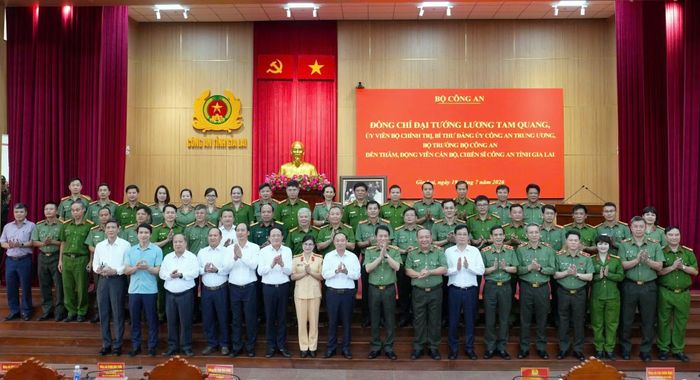 Bộ trưởng Lương Tam Quang và các đại biểu cùng các lãnh đạo, cán bộ Công an tỉnh Gia Lai.