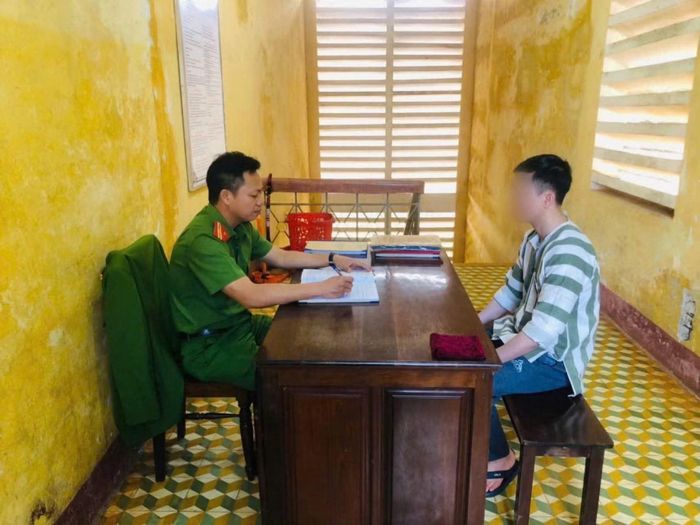 Cán bộ quản giáo động viên phạm nhân yên tâm cải tạo tốt.
