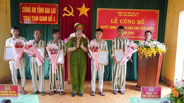 Giám thị Trại tạm giam số 1 trao quyết định chấp hành án phạt tù cho phạm nhân được tha tù trước thời hạn.