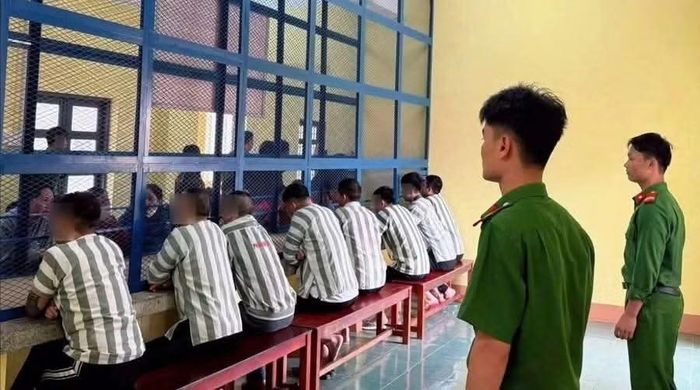 Tổ chức cho phạm nhân thăm gặp người thân.