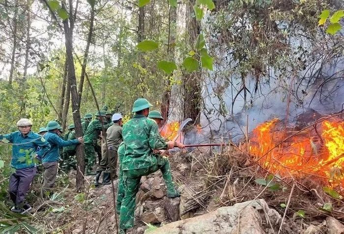 Các đơn vị chức năng tỉnh Quảng Trị đang phối hợp chữa cháy rừng trên địa bàn