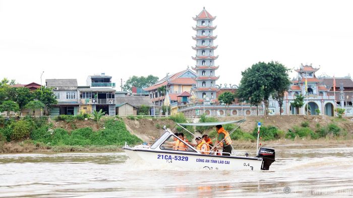 Thiếu tướng Nguyễn Hồng Nguyên và đoàn công tác kiểm tra công tác giao thông đường thủy.