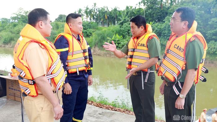 Thiếu tướng Nguyễn Hồng Nguyên nhấn mạnh một số lưu ý trong công tác giao thông đường thủy mùa mưa lũ.