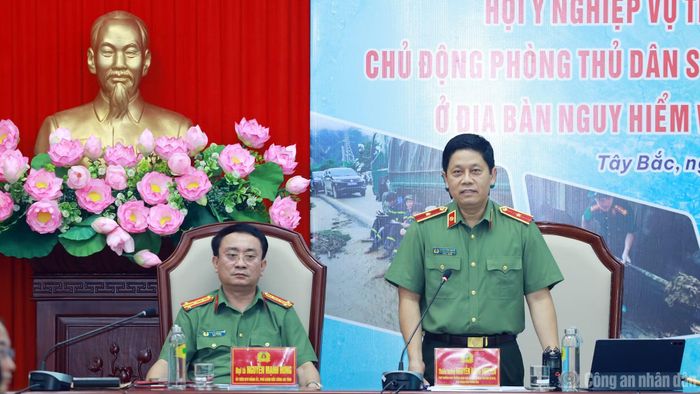 Thiếu tướng Nguyễn Hồng Nguyên phát biểu tại hội nghị.