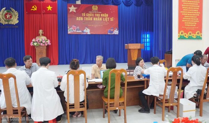 Thân nhân liệt sĩ đến thu nhận mẫu ADN tại Hội trường Phòng CSCĐ Công an tỉnh Cà Mau.