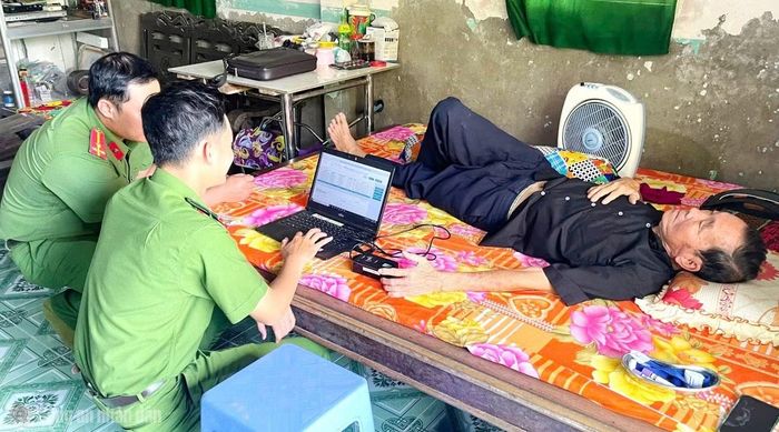 Tổ công tác đến tận nhà ông Tạ Văn Cỏi (ấp Nhưng Miên, xã Phan Ngọc Hiển) để thu nhận mẫu ADN.
