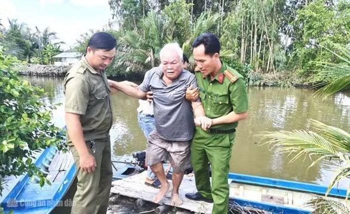 Công an xã Vĩnh Lộc cùng lực lượng ANTT cơ sở hỗ trợ ông Lê Quang Hung (ngụ ấp Vĩnh Thạnh, xã Vĩnh Lộc) thu nhận mẫu ADN.