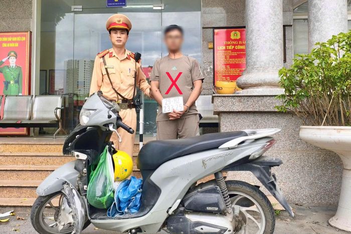 Đối tượng Lâm cùng tang vật tại cơ quan công an.