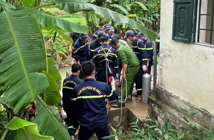 Lực lượng Cảnh sát PCCC và CNCH sử dụng phương tiện, thiết bị chuyên dụng triển khai cứu nạn, cứu hộ tại hiện trường vụ ngạt khí trong bể chứa nước.