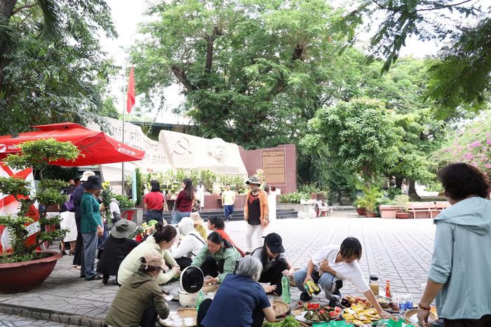 Trong không gian linh thiêng, trầm lặng, mọi người đều thu xếp đồ cúng ngay ngắn, nghiêm trang.