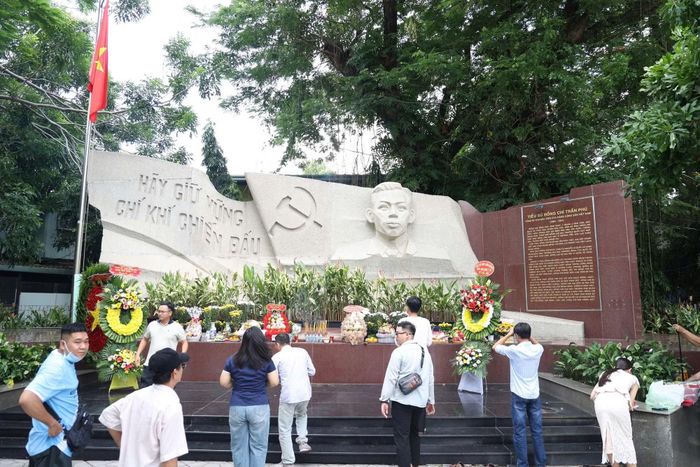 Những ngày qua, dòng người đến viếng tại Công viên Lê Thị Riêng rất đông.