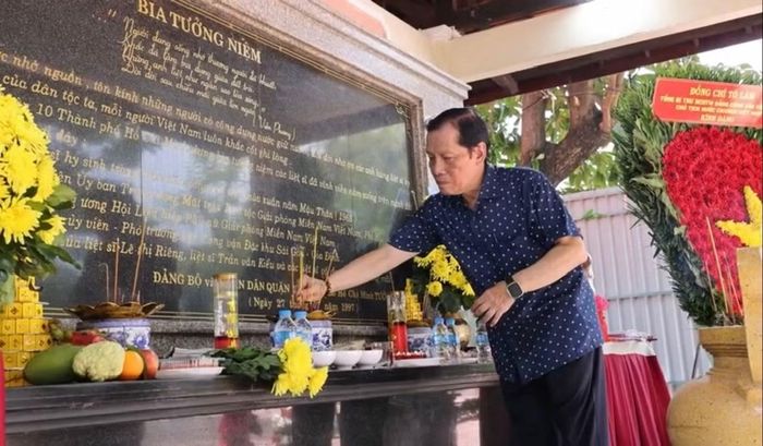 Ông Công thắp hương tại bia tưởng niệm, nơi có tên mẹ mình, liệt sĩ Lê Thị Riêng.