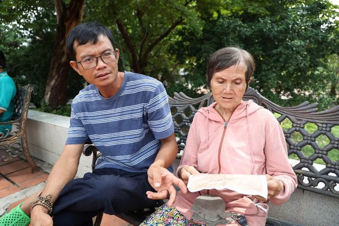 Nhiều người có người thân hy sinh trong chiến dịch Mậu Thân 1968 mang theo giấy tờ, hy vọng sẽ tìm được hài cốt của người thân mình.