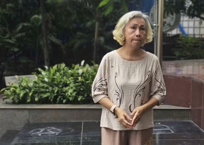 Trong dòng người ấy có người phụ nữ mái tóc bạc phơ, con gái liệt sĩ Trần Văn Kiểu chờ ngóng tin tức cha mình.