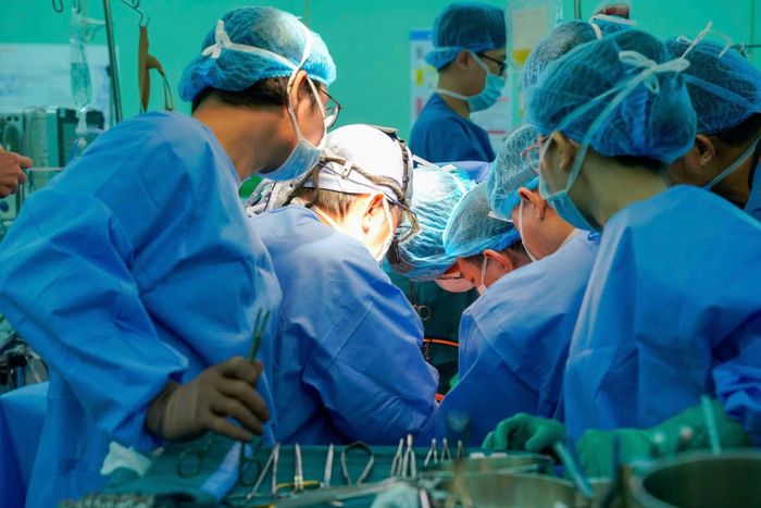Ê-kíp ghép gan thực hiện ca phẫu thuật cho người bệnh nữ 61 tuổi mắc ung thư biểu mô tế bào gan.