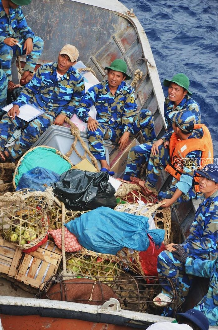 Trường Sa 12 là tàu hậu cần, tải trọng 1.200 tấn. Mỗi lần đi cấp hàng cụm các đảo phía Bắc tròn trèm 1 tháng. Rau củ quả là thứ mà anh em lính đảo đều rất khao khát.