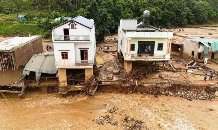 Hàng trăm ngôi nhà của người dân bị hư hại nặng nề. Ảnh: CTV