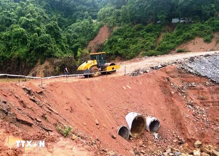 Công ty cổ phần quản lý và bảo trì đường bộ 1 Lai Châu đã thông tuyến quốc lộ 12 nối Lai Châu với Điện Biên vào đêm 18/7. Ảnh: TTXVN