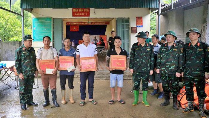 Ngày 18/7, Đoàn công tác của Quân khu II do Thiếu tướng Phạm Hùng Hưng - Phó Tư lệnh Quân khu II làm Trưởng đoàn đã đến thăm, động viên và trao hỗ trợ nhân dân bị ảnh hưởng bởi trận lũ quét, sạt lở đất tại xã Mường Than 3 tấn gạo, một tấn lương khô; hỗ trợ mỗi gia đình có người tử vong 5 triệu đồng và 2 triệu đồng đối với người bị thương do thiên tai.. Ảnh: CTV