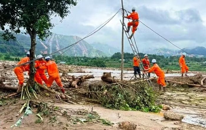 Điện lực Lai Châu cấp điện trở lại cho hàng nghìn hộ dân vùng lũ quét. Ảnh: CTV