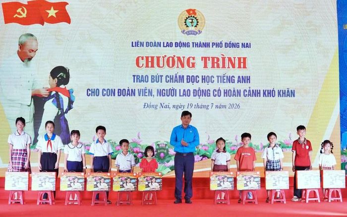 Ông Nguyễn Quốc Dũng, Phó Chủ tịch Ủy ban Mặt trận Tổ quốc Việt Nam Thành phố Đồng Nai, Chủ tịch Liên đoàn Lao động Thành phố Đồng Nai trao học bổng và bút chấm học, đọc tiếng Anh cho học sinh được tuyên dương “Học giỏi - Sống tốt”.