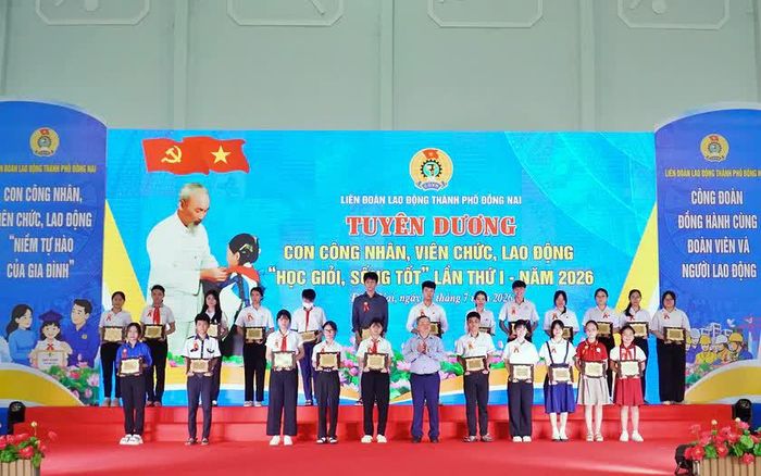 Ban Tổ chức trao biểu trưng cho các em được tuyên dương “Học giỏi - Sống tốt”.