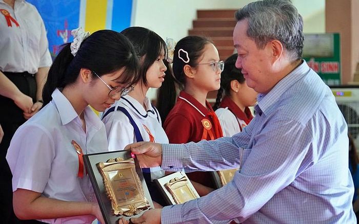 Ông Nguyễn Minh Hợi, Trưởng ban Nội chính Thành ủy Thành phố Đồng Nai trao biểu trưng cho các em học sinh được tuyên dương "Học giỏi - Sống tốt".