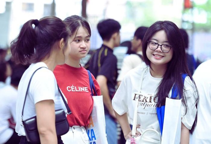 Thí sinh tìm hiểu về phương án tuyển sinh đại học, nghe tư vấn lựa chọn đăng ký nguyện vọng. Ảnh: NEU