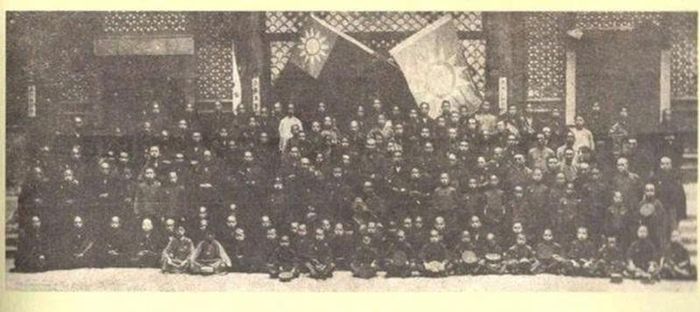 Tháng 5 năm 1930, bốn chúng Phật tử tại chùa Bách Lâm, Bắc Bình, chào đón Đại sư Thái Hư.
