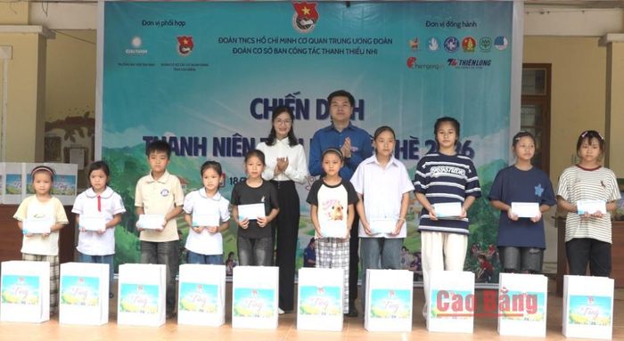 Lãnh đạo xã Cần Yên và Đoàn cơ sở Ban Công tác Thanh thiếu nhi trao học bổng, tặng quà cho các em học sinh có hoàn cảnh khó khăn vươn lên trong học tập.