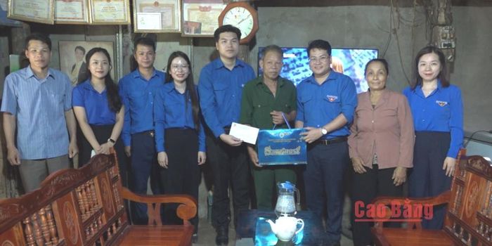Đoàn công tác đến thăm, tặng quà gia đình ông Lãnh Văn An, thương binh, tại xóm Quang Trung 1, xã Cần Yên.