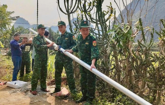 Triển khai Chương trình “Thắp sáng vùng biên”, từ năm 2023 đến nay, Đồn Biên phòng Đức Long đã lắp đặt hơn 350 bộ đèn sử dụng năng lượng mặt trời, tổng trị giá gần 400 triệu tại 6 xóm của xã Đức Long.